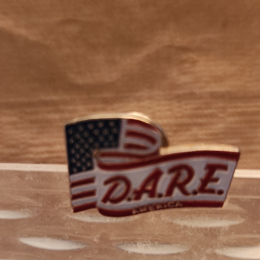 💥FALL SALE💥 VINTAGE D.A.R.E. American Flag Pin